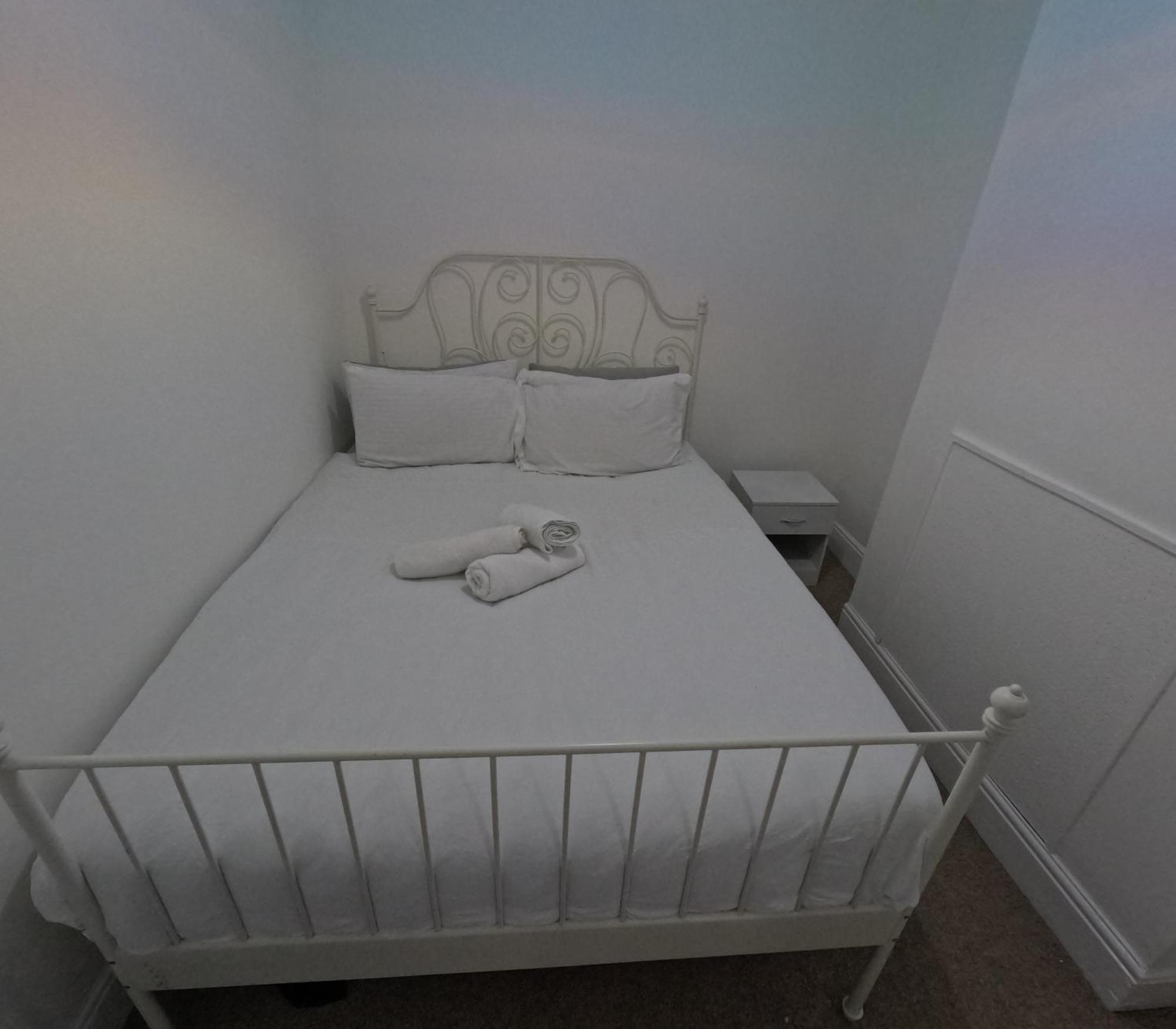 King Size Bed With Private Gym Access *